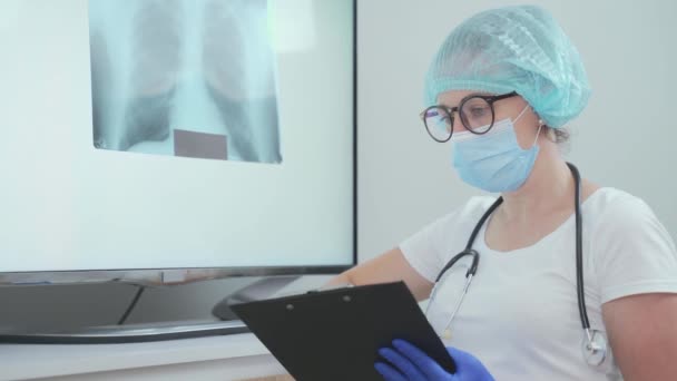 Doctora Sentada Escritorio Trabajando Computadora Sosteniendo Rayos Pulmones Fluorografía Roentgen — Vídeo de stock