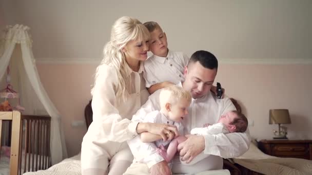 Młoda Szczęśliwa Rodzina Ojciec Trzymający Nowonarodzoną Córkę Przytulający Dzieci Żonę — Wideo stockowe