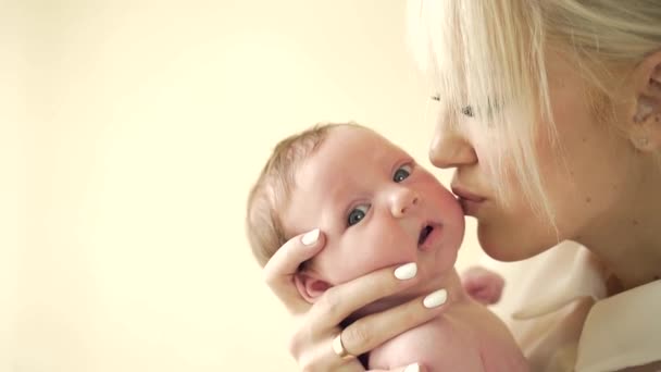 Portret Van Een Jonge Moeder Blond Knuffelen Kussen Van Een — Stockvideo