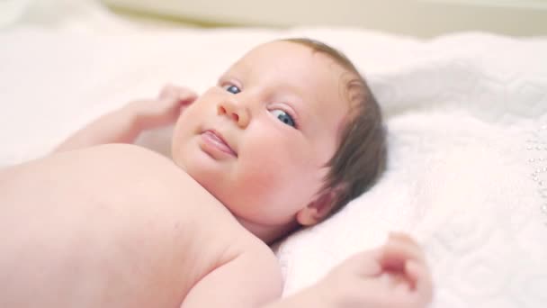 Retrato Cerca Una Niña Recién Nacida Rostro Una Niña Caucásica — Vídeo de stock