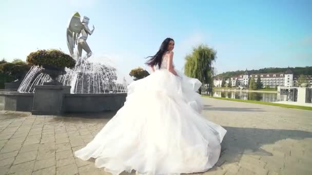 Módní Nevěsta Běží Rozhlíží Kameře Mladá Brunetka Luxusních Svatebních Šatech — Stock video