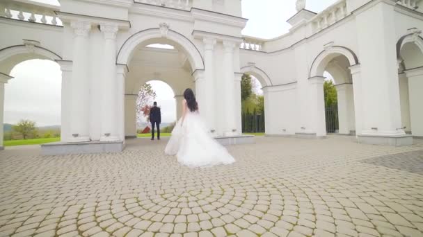 Novia Vestido Novia Corre Novio Atardecer Amanecer Contra Telón Fondo — Vídeos de Stock