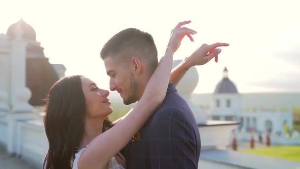 Retrato Close Noiva Abraça Noivo Com Mãos Torno Seus Beijos — Vídeo de Stock