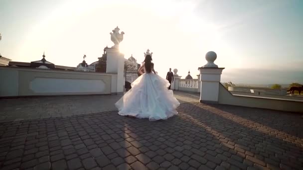 Наречена Весільній Сукні Біжить Нареченого Заході Сонця Або Світанку Тлі — стокове відео