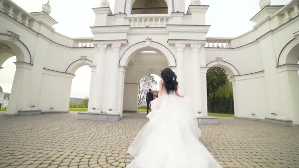 Novia Vestido Novia Corre Novio Atardecer Amanecer Contra Telón Fondo — Vídeos de Stock