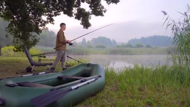 Pescatore Trova Con Una Filatura Canna Pesca Vicino Lago Tizio — Video Stock