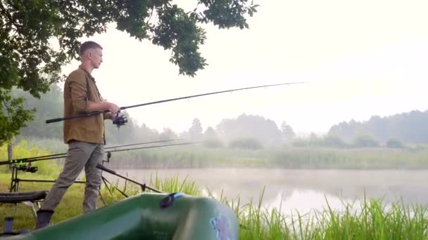 Rybář Stojí Točícím Nebo Rybářským Prutem Jezera Chlápek Chytí Naviják — Stock video