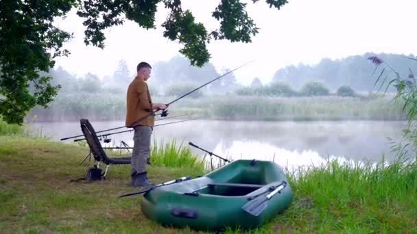 Pescador Encuentra Con Una Caña Spinning Pesca Junto Lago Tipo — Vídeo de stock