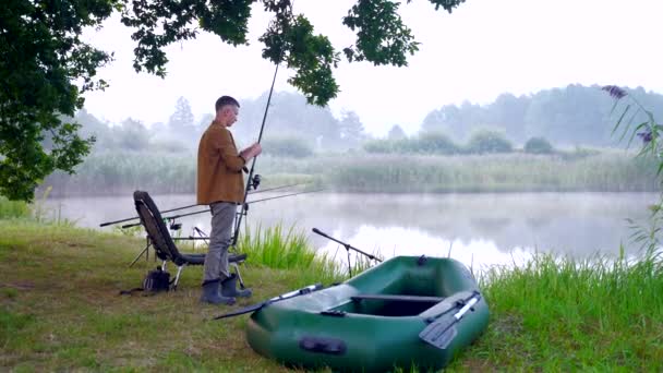 Pescador Fica Com Uma Vara Fiação Pesca Junto Lago Tipo — Vídeo de Stock