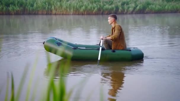 Jovem Elegante Hipster Pescador Navega Barco Lago Rio Entre Juncos — Vídeo de Stock