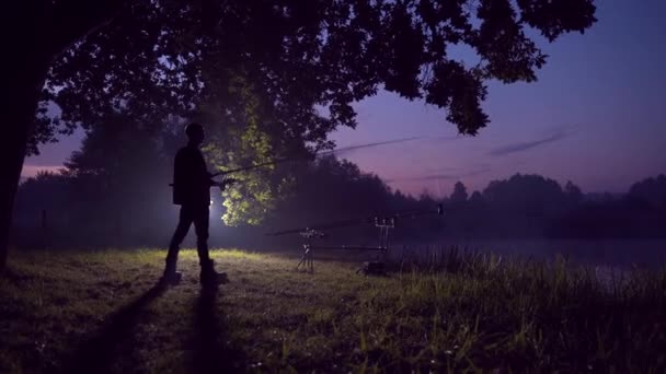 Silhouette Eines Mannes Junge Männliche Fischer Stehen Mit Einer Spinnrute — Stockvideo