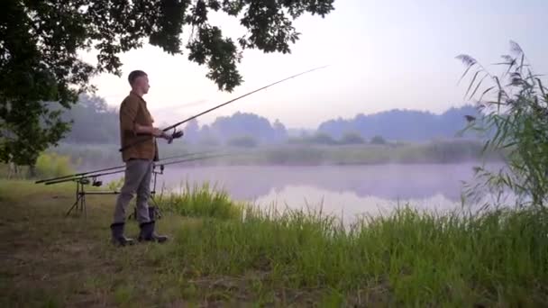 Silueta Hombre Joven Pescador Macho Está Pie Con Una Caña — Vídeos de Stock