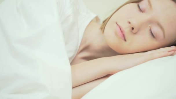 Yastığın Üzerinde Bir Yatakta Yatan Genç Bir Kadının Yakın Plan — Stok video