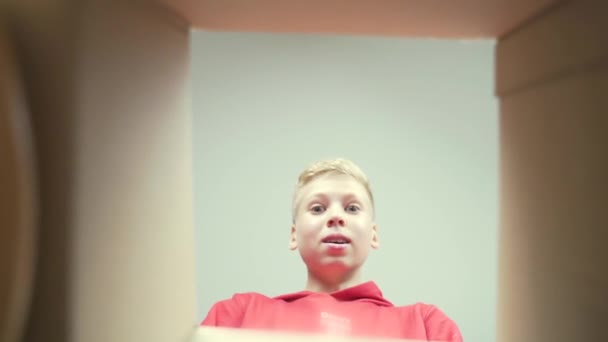 Забавный Милый Мальчик Открывает Подарочную Коробку Середины Счастливая Радостная Улыбка — стоковое видео