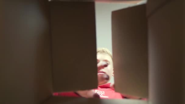Zabawny Ładny Chłopiec Otwiera Pudełko Prezentem Środka Szczęśliwy Radosny Uśmiech — Wideo stockowe