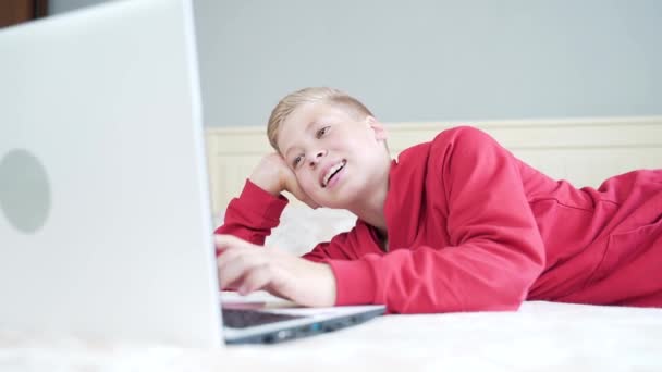Симпатичный Красивый Счастливый Мальчик Подросток Сидящий Лежащий Кровати Комнате Смеющийся — стоковое видео