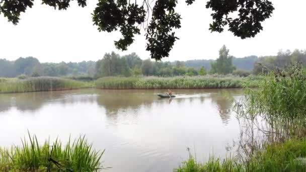 Jovem Elegante Hipster Pescador Navega Barco Lago Rio Entre Juncos — Vídeo de Stock