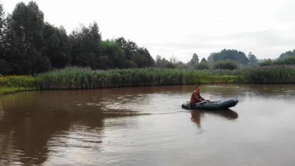 Mladý Stylový Hipster Rybář Pluje Lodi Jezeře Nebo Řece Mezi — Stock video