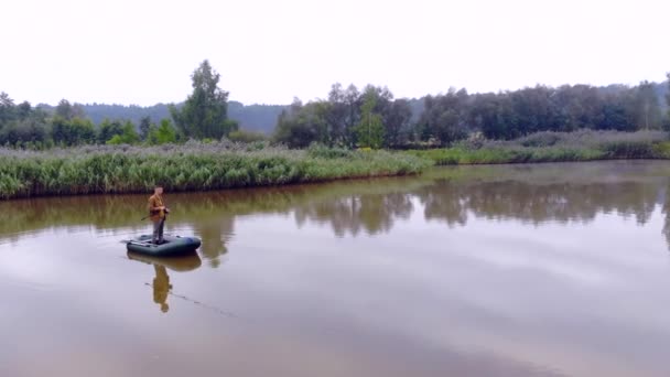 Gölün Ortasında Balık Tutan Genç Bir Adam Bir Teknede Duruyor — Stok video