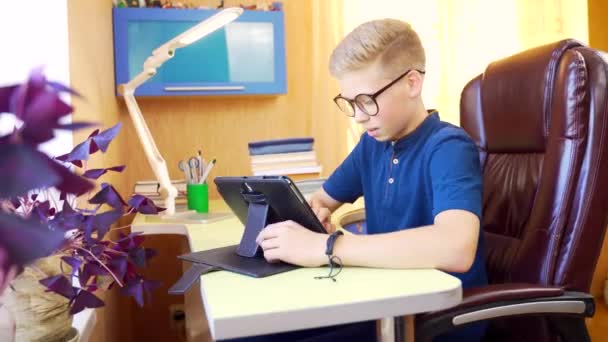 Mladý Atraktivní Školák Učí Lekce Online Tabletem Stolu Učení Dálku — Stock video