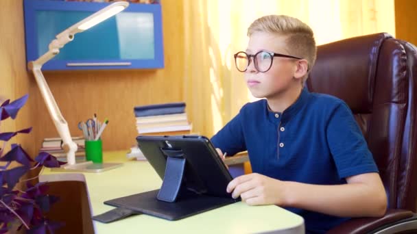 Der Junge Attraktive Schuljunge Unterrichtet Online Mit Tablet Tisch Fernstudium — Stockvideo