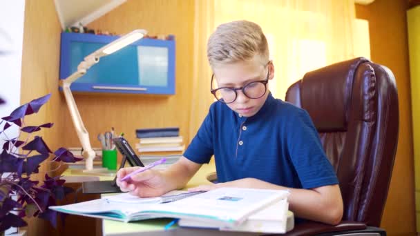 Adolescente Loiro Bonito Menino Menino Menino Menino Óculos Aprendendo Escrever — Vídeo de Stock