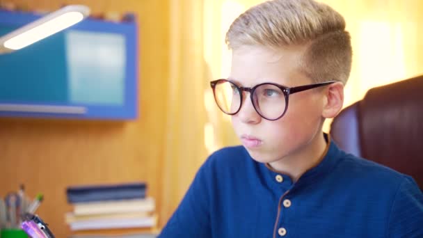 Retrato Close Estudante Loiro Atraente Com Óculos Rosto Adolescente Inteligente — Vídeo de Stock
