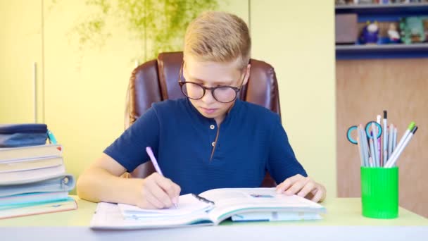 Roztomilý Blonďatý Teenager Dítě Malý Chlapec Kid Školák Brýlích Učí — Stock video
