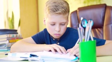 Genç, sevimli bir çocuğun yakın plan portresi, masada yatan bir öğrenci gözlerini kapatıyor ve uykuya dalıyor. Ders veriyor. Ödevlerini üzgün ve bitkin bir şekilde çalışıyor. Genç kız defterlerin üzerinde uyuyor. 