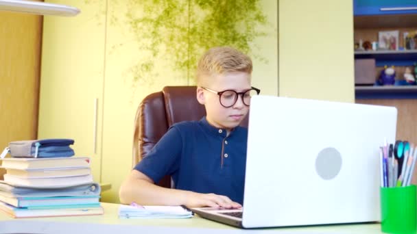 Retrato Pequeño Colegial Lindo Enseña Lecciones Sentado Una Mesa Con — Vídeos de Stock