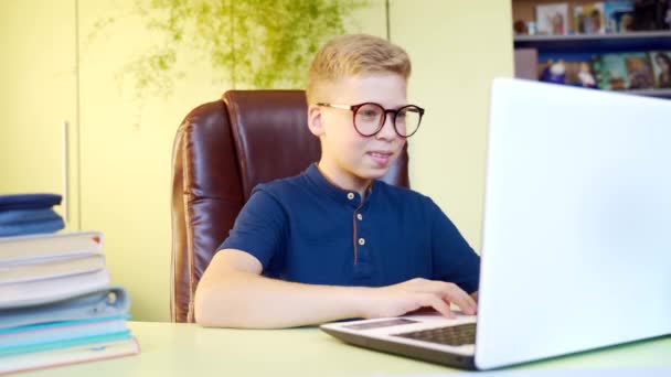 집에서 멀리서 배우는 동안앉아서 컴퓨터로 비디오 통화를 청소년의 사진을 귀여운 — 비디오