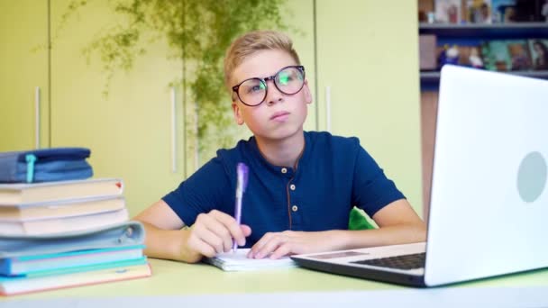 Portrét Malého Roztomilého Školáka Učí Lekce Jak Sedět Stolu Notebookem — Stock video