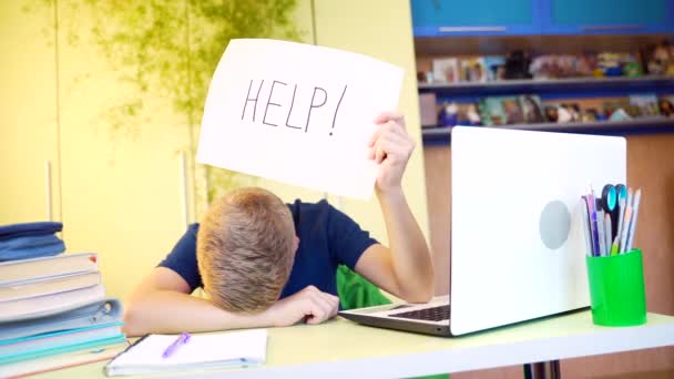 Retrato Jovem Loiro Cansado Ensina Lições Com Caderno Laptop Mesa — Vídeo de Stock