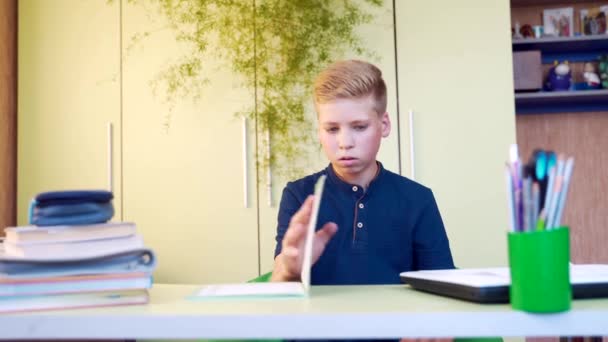 Portrét Nespokojeného Mladého Školáka Otvírá Zápisník Ukazuje Nešťastný Smutný Úsměv — Stock video