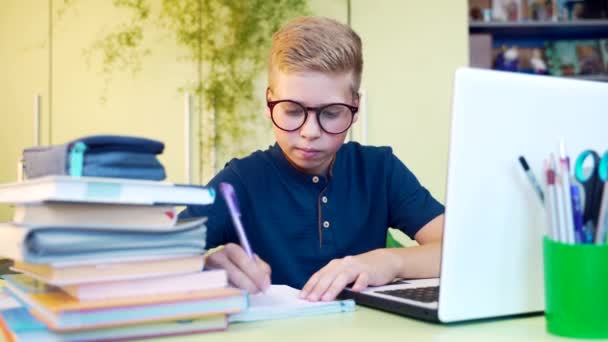 Retrato Pequeno Menino Escola Bonito Ensina Lições Sentado Uma Mesa — Vídeo de Stock