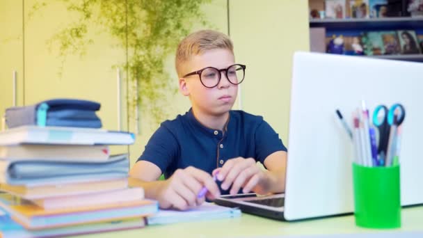 Adolescente Bonito Ensino Distância Olha Para Laptop Seguida Para Câmera — Vídeo de Stock