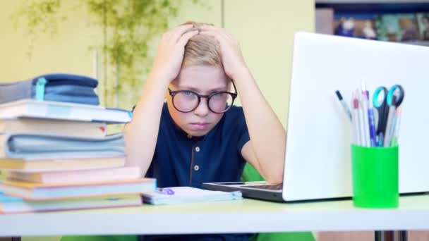 Aantrekkelijke Tiener Jongen Thuis Zitten Vervelen Met Laptop Boeken Tijdens — Stockvideo