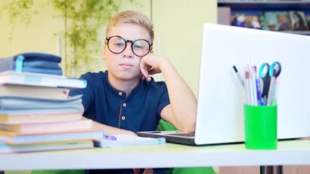 Moe Kleine Jongen Zit School Met Laptop Boeken Verveeld Tiener — Stockvideo