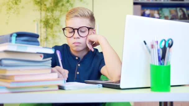 Mladý Roztomilý Chlapec Školák Brýlemi Sedící Stolu Učí Lekce Domácí — Stock video