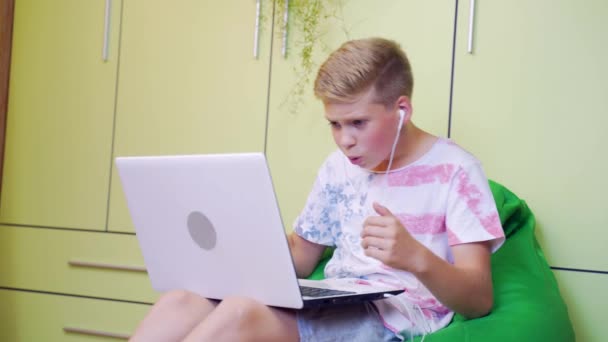 Jonge Man Zit Een Zak Stoel Peer Actief Spelen Online — Stockvideo