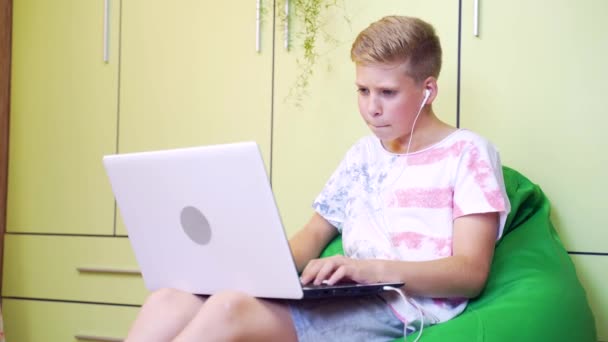 Jonge Man Zit Een Zak Stoel Peer Actief Spelen Online — Stockvideo