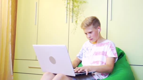 Jonge Man Zit Een Zak Stoel Peer Actief Spelen Online — Stockvideo