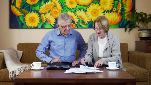 Berörda Pensionärer Äldre Man Och Hustru Använda Räknare Maskin Beräkna — Stockvideo