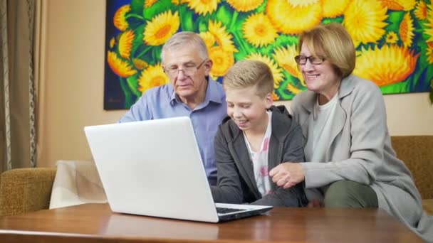 Mooie Kaukasische Blonde Tiener Toont Actief Iets Witte Laptop Aan — Stockvideo