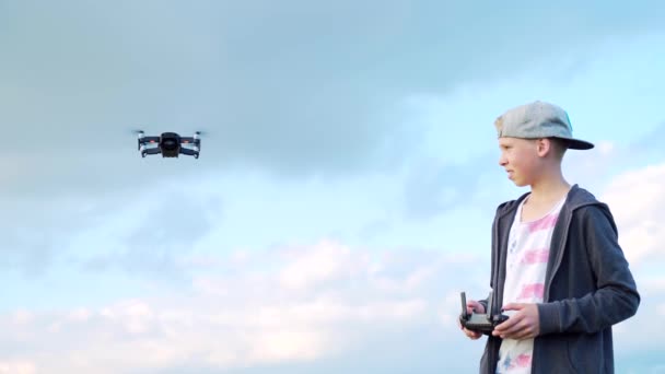 Băiețel Elegant Într Capac Lansează Dronă Cer Adolescent Fericit Bucuros — Videoclip de stoc