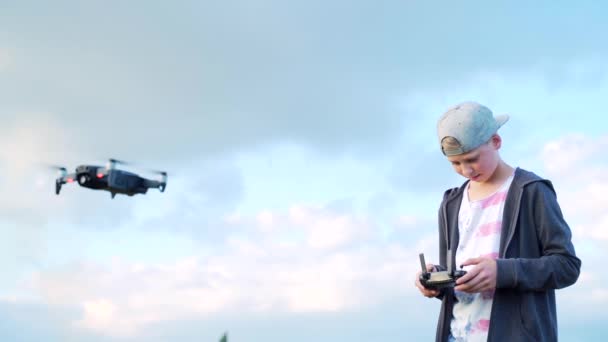 Pequeño Chico Con Estilo Una Gorra Lanza Dron Cielo Exterior — Vídeos de Stock
