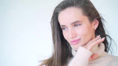 Beyaz arka planda genç ve çekici bir kadının portresi. Güzel bir kadın modelle yüzleş ve kameraya bak ve gülümse. Stüdyoda izole edilmiş zarif bir bayan. sağlık ve güzellik