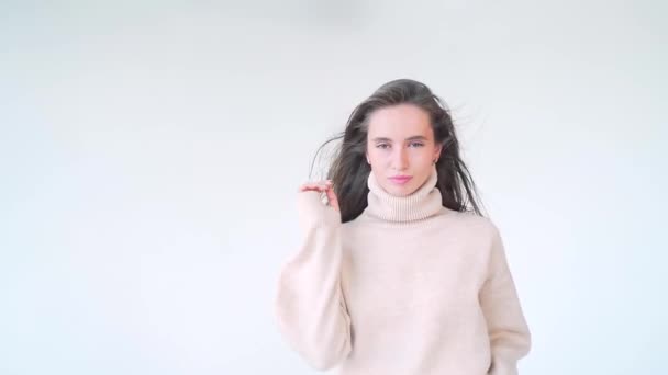 Close Portret Van Een Jonge Aantrekkelijke Vrouw Een Witte Achtergrond — Stockvideo