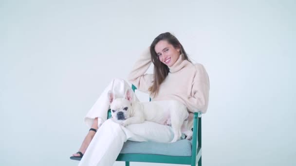 Veselá Mladá Dáma Pleteném Svetru Bílých Kalhotách Sedí Židli Svým — Stock video