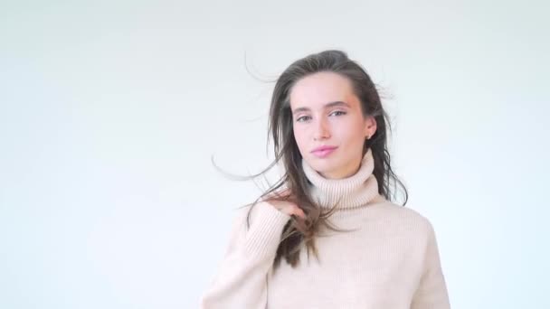 Close Portret Van Een Jonge Aantrekkelijke Vrouw Een Witte Achtergrond — Stockvideo